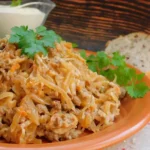 Тушенная на сметане капуста с мясом