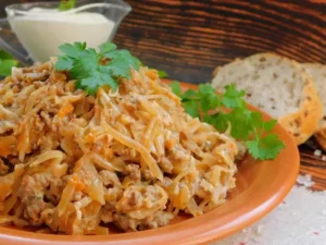 Тушенная на сметане капуста с мясом